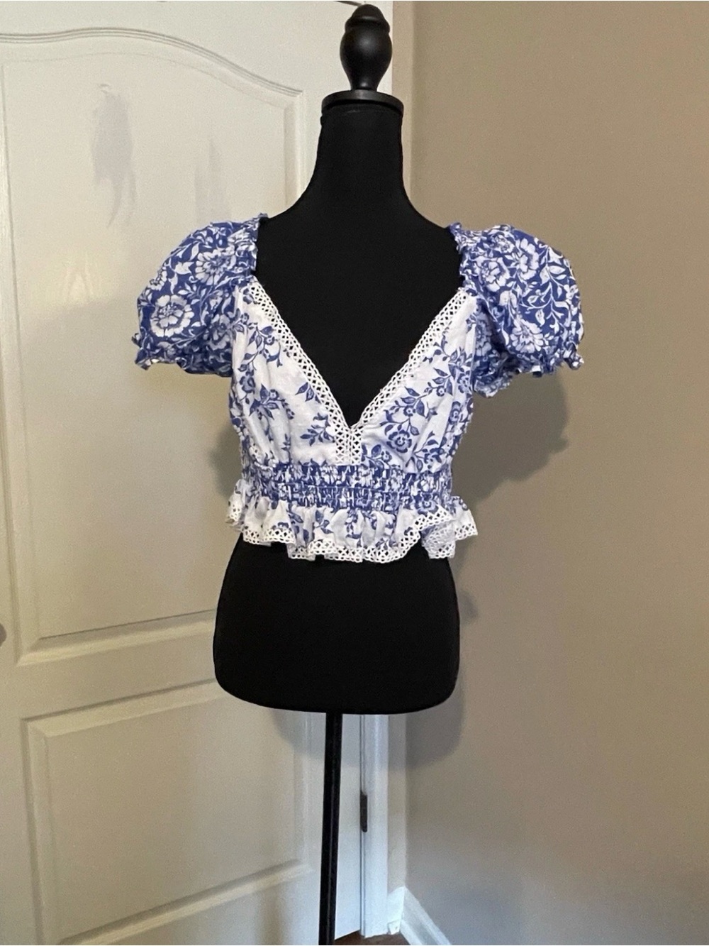 Altar’d State Cottagecore Milkmaid Toile Floral Crop Top Puff Sleeve Smocked L - Picture 2 of 9